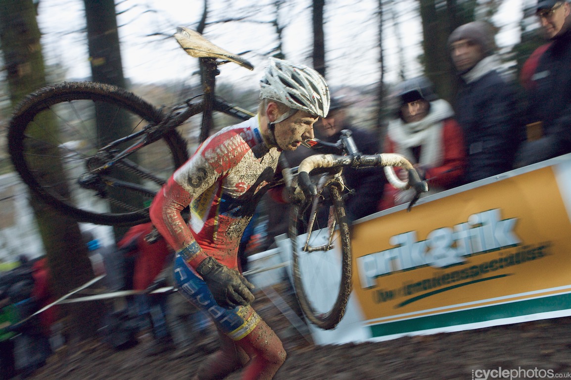 Kevin Pauwels runs through the mud. Photo: Balint.