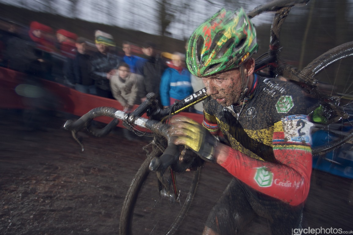 Sven Nys on one of the many muddy runups in Namur. Photo: Balint.